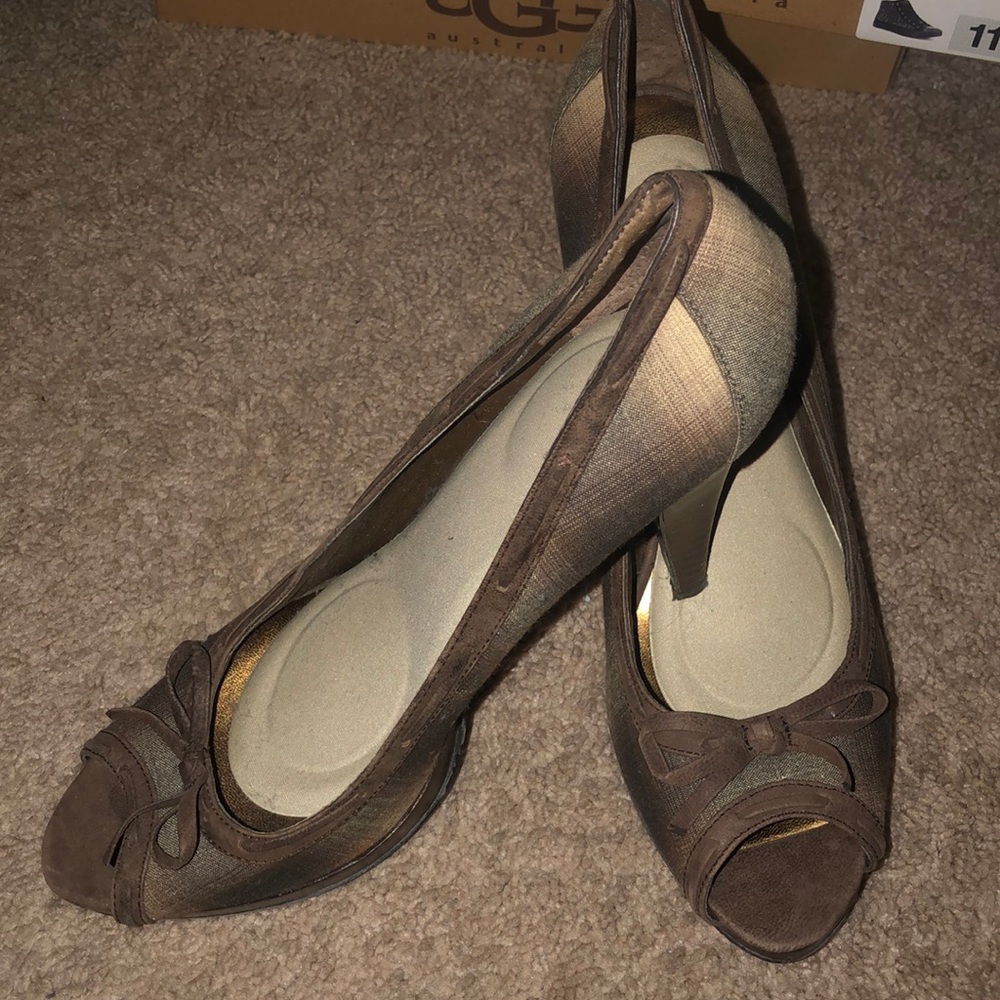 Peep toe shoes